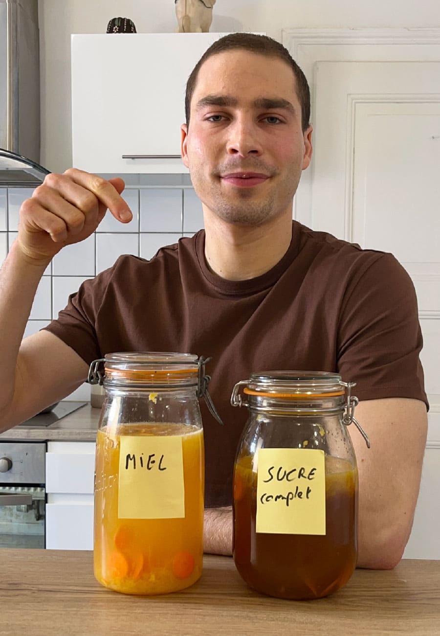 Olivier du compte instagram evolvive, présentant une boisson fermentée à base de gingembre