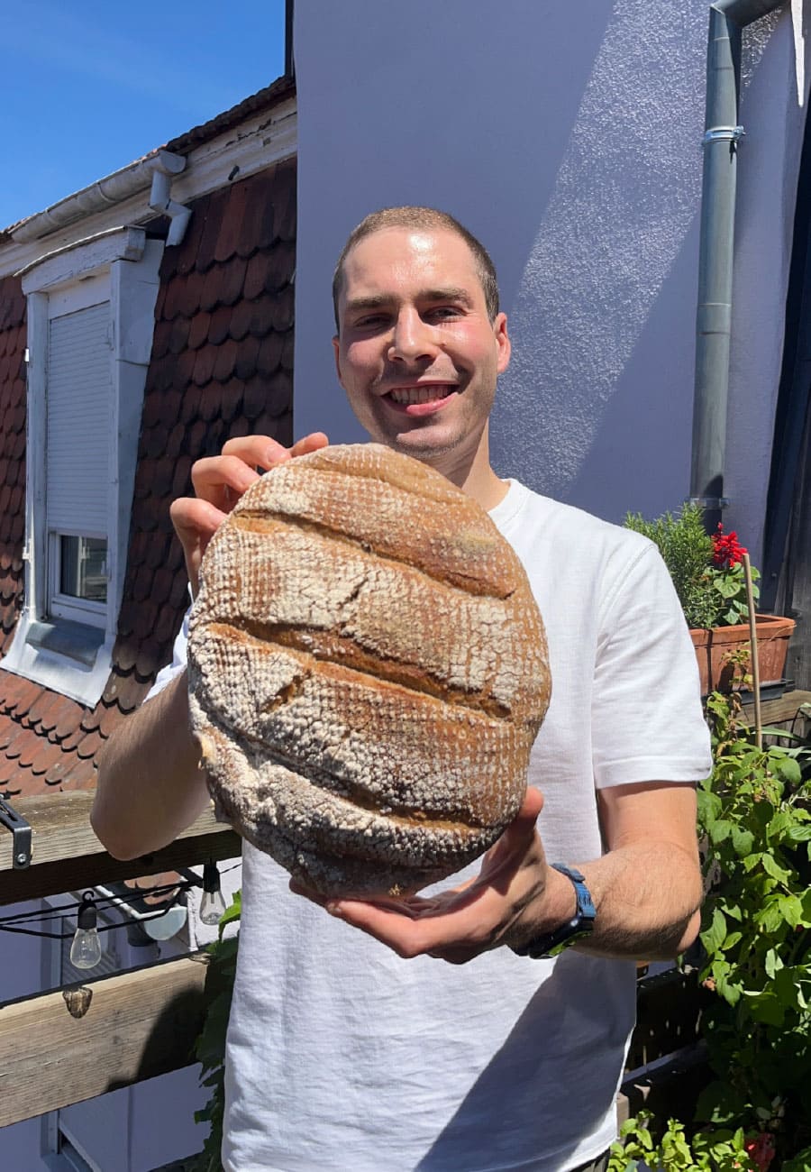 pain-levain-evolvive Olivier, créateur de contenu et du compte evolvive, tient un pain au levain dans les mains