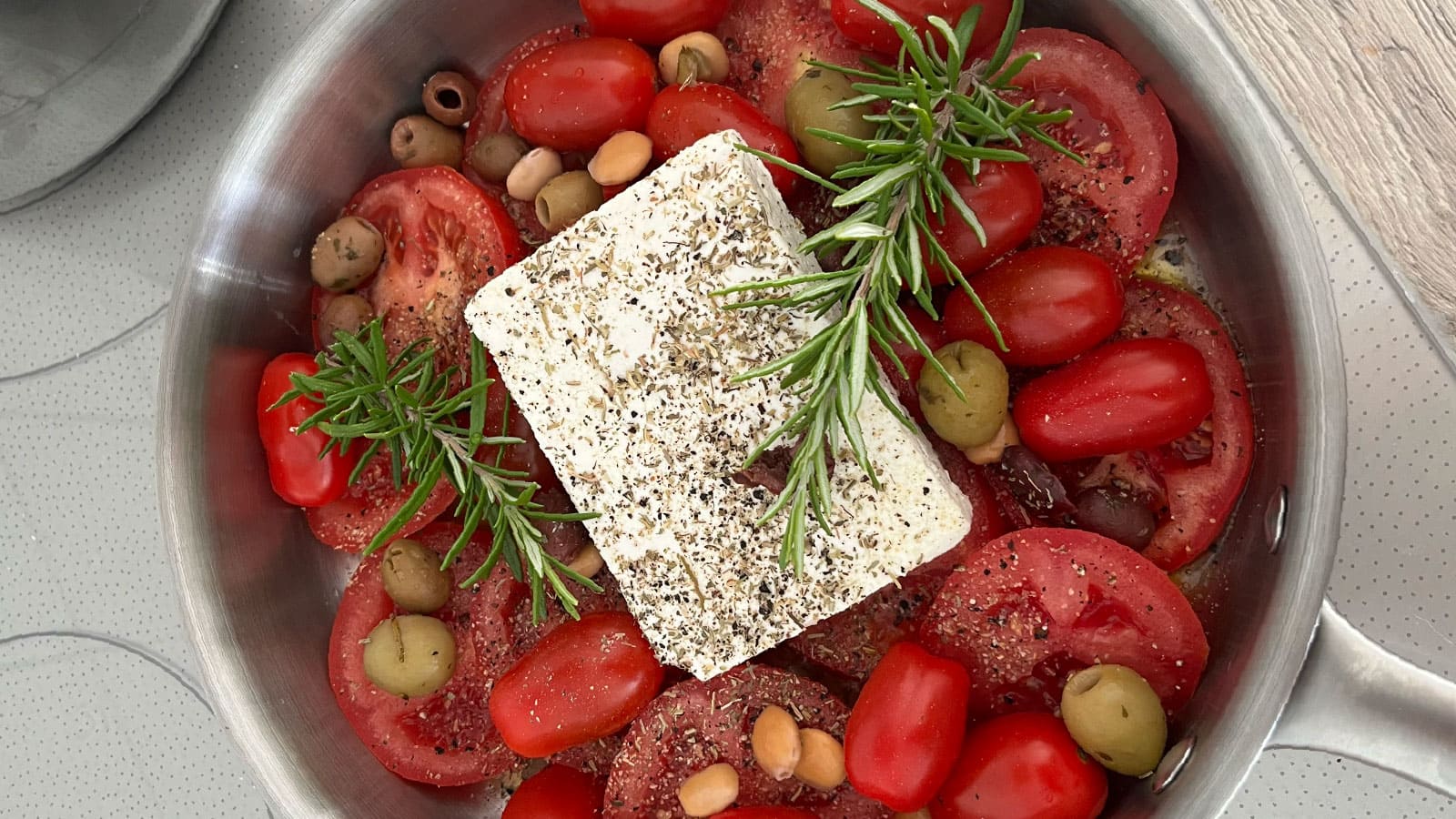 Tomate et feta dans une poêle pour une recette