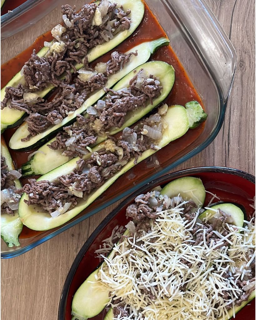 courgettes farcies à la viande hachée, dans des plats avec de la sauce tomate