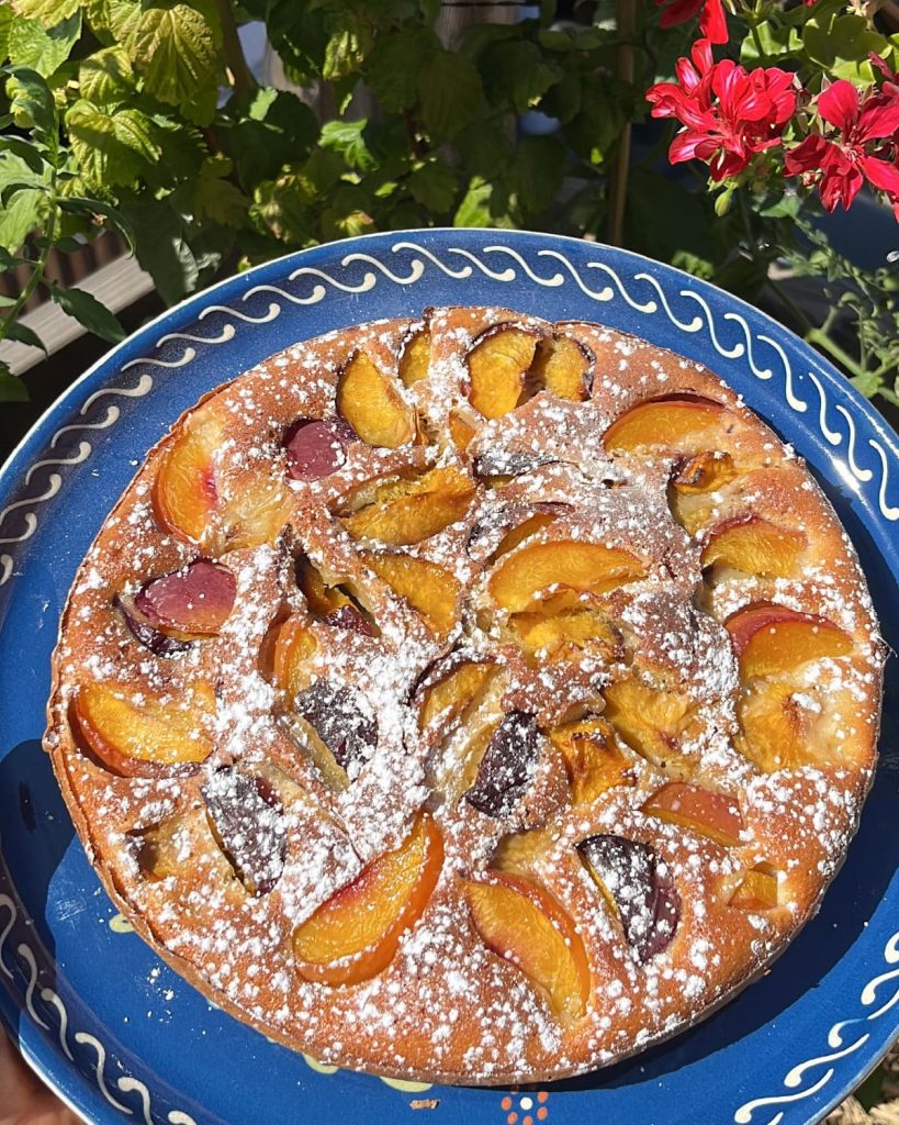 gateau à la nectarine, sur un plat poterie alsacienne