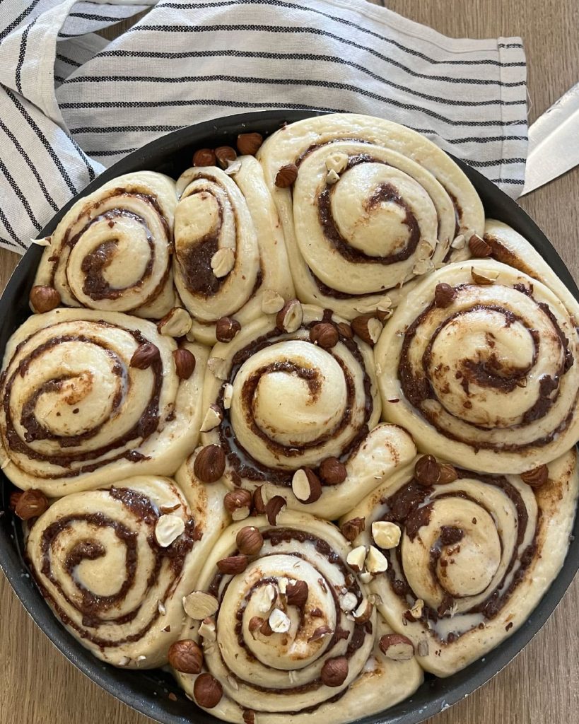 Cinnamon rolls gonflés dans un plat