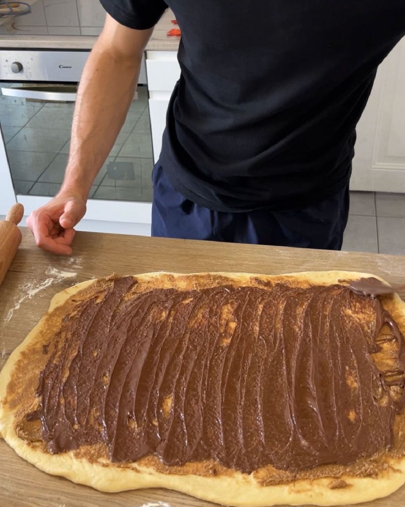 Cinnamon rolls étalé en rectangle