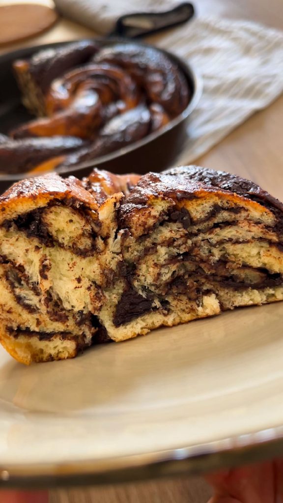 Tranche d'une babka au chocolat